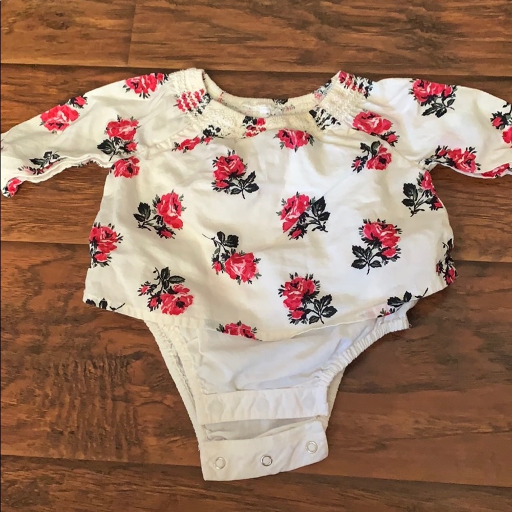 0-3 mo Lot Baby Gap onesie with 2 bottoms. - Picture 2 of 5